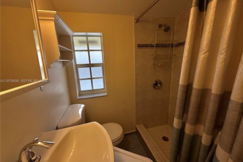 House in Miami, Florida 3 bedrooms, 166.48 sq.m. № 2042190 - photo 23