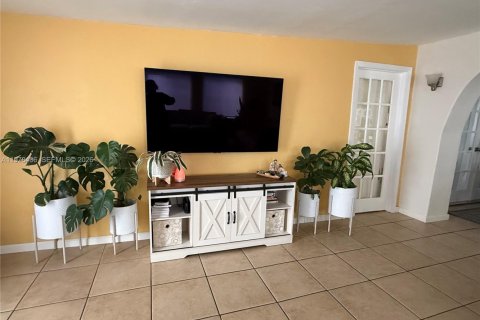 House in Miami, Florida 3 bedrooms, 166.48 sq.m. № 2042190 - photo 28