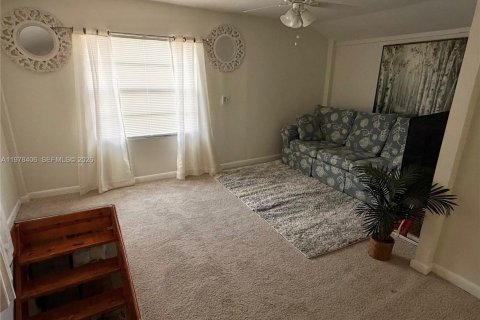 House in Miami, Florida 3 bedrooms, 166.48 sq.m. № 2042190 - photo 20