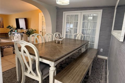 House in Miami, Florida 3 bedrooms, 166.48 sq.m. № 2042190 - photo 29