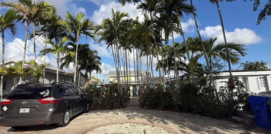 House in Miami, Florida 3 bedrooms, 166.48 sq.m. № 2042190