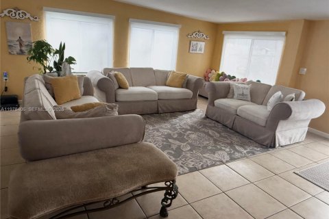 House in Miami, Florida 3 bedrooms, 166.48 sq.m. № 2042190 - photo 11