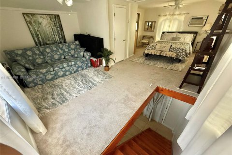 House in Miami, Florida 3 bedrooms, 166.48 sq.m. № 2042190 - photo 18