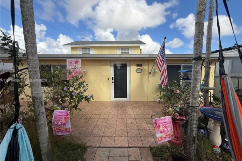 House in Miami, Florida 3 bedrooms, 166.48 sq.m. № 2042190 - photo 5