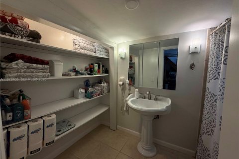 House in Miami, Florida 3 bedrooms, 166.48 sq.m. № 2042190 - photo 25