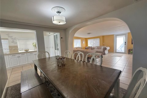 House in Miami, Florida 3 bedrooms, 166.48 sq.m. № 2042190 - photo 16