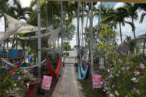 House in Miami, Florida 3 bedrooms, 166.48 sq.m. № 2042190 - photo 6