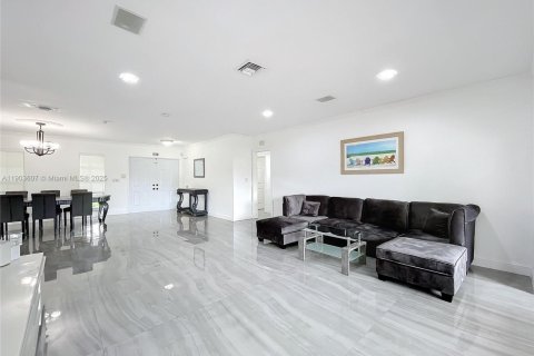 Casa en venta en Hollywood, Florida, 6 dormitorios, 297.57 m2 № 1955733 - foto 15