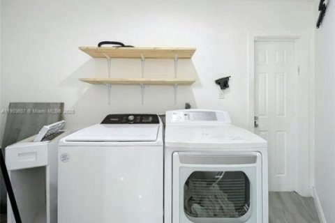 Casa en venta en Hollywood, Florida, 6 dormitorios, 297.57 m2 № 1955733 - foto 5