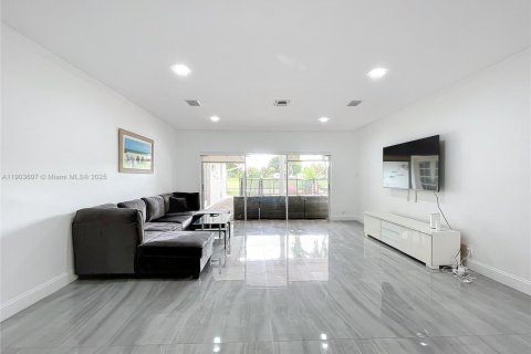 Casa en venta en Hollywood, Florida, 6 dormitorios, 297.57 m2 № 1955733 - foto 11
