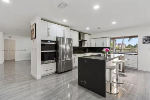 Casa en venta en Hollywood, Florida, 6 dormitorios, 297.57 m2 № 1955733 - foto 3