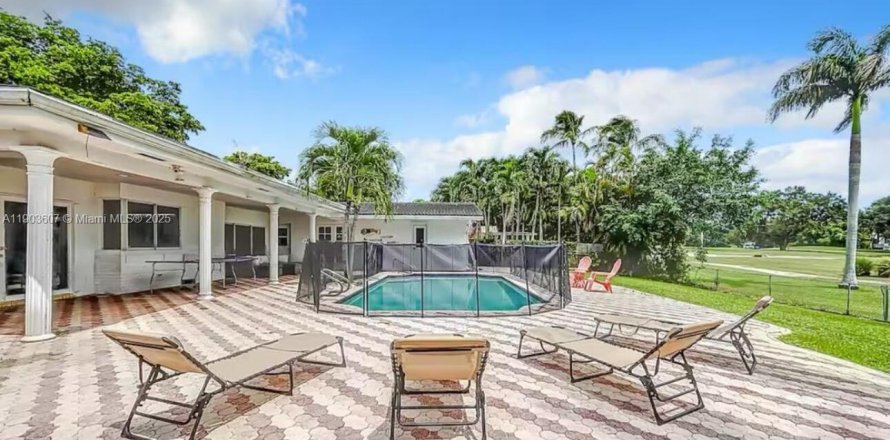 Casa en Hollywood, Florida 6 dormitorios, 297.57 m2 № 1955733