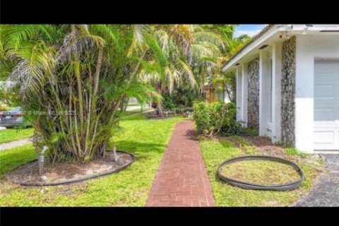 Casa en venta en Hollywood, Florida, 6 dormitorios, 297.57 m2 № 1955733 - foto 2