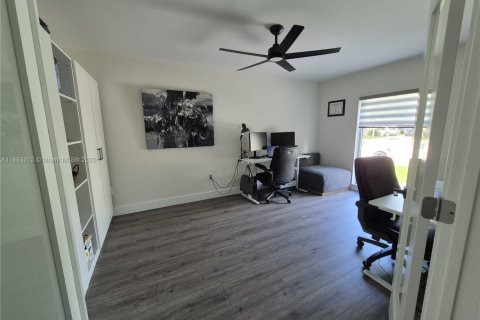 House in Sunrise, Florida 4 bedrooms, 168.52 sq.m. № 1945618 - photo 10