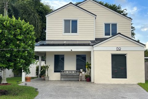House in Sunrise, Florida 4 bedrooms, 168.52 sq.m. № 1945618 - photo 1