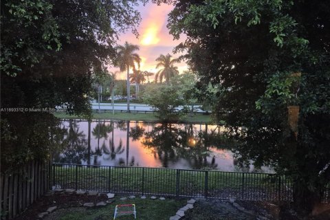 House in Sunrise, Florida 4 bedrooms, 168.52 sq.m. № 1945618 - photo 5