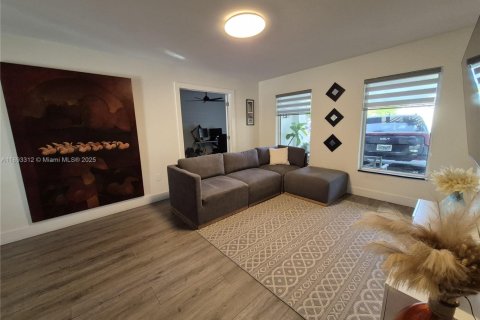 House in Sunrise, Florida 4 bedrooms, 168.52 sq.m. № 1945618 - photo 8