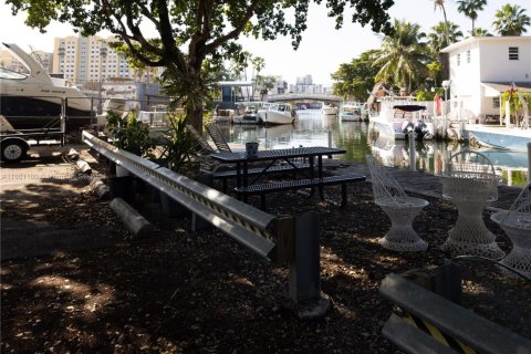 Immobilier commercial à louer à Miami, Floride № 1216002 - photo 1