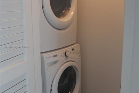 Condo in Miami, Florida, 1 bedroom № 2006289 - photo 5