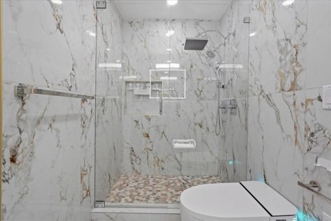 Casa en venta en Tampa, Florida, 5 dormitorios, 269.79 m2 № 2385821 - foto 4