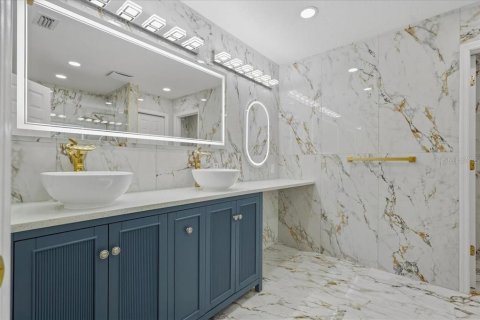 Casa en venta en Tampa, Florida, 5 dormitorios, 269.79 m2 № 2385821 - foto 3