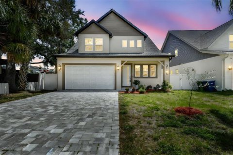 Casa en venta en Tampa, Florida, 5 dormitorios, 282.42 m2 № 2203989 - foto 2