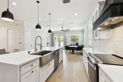 Casa en venta en Tampa, Florida, 5 dormitorios, 282.42 m2 № 2203989 - foto 10