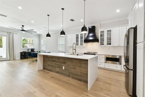 Casa en venta en Tampa, Florida, 5 dormitorios, 282.42 m2 № 2203989 - foto 8