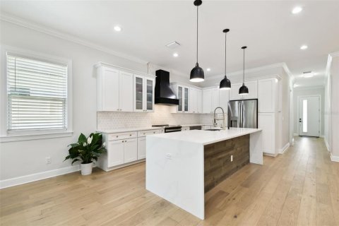 Casa en venta en Tampa, Florida, 5 dormitorios, 282.42 m2 № 2203989 - foto 4