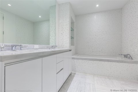 Condo in Sunny Isles Beach, Florida, 2 bedrooms  № 1452044 - photo 16