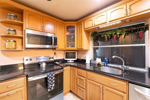 House in Margate, Florida 3 bedrooms, 138.05 sq.m. № 1790599 - photo 11