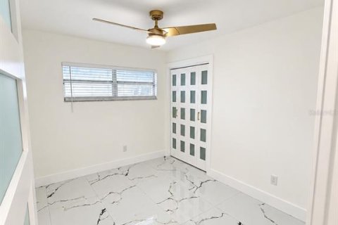 Villa ou maison à vendre à Tampa, Floride: 5 chambres, 186.55 m2 № 2412563 - photo 8