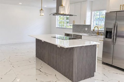 Villa ou maison à vendre à Tampa, Floride: 5 chambres, 186.55 m2 № 2412563 - photo 2
