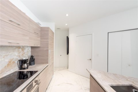 Condo in Miami, Florida, 2 bedrooms  № 1888919 - photo 11