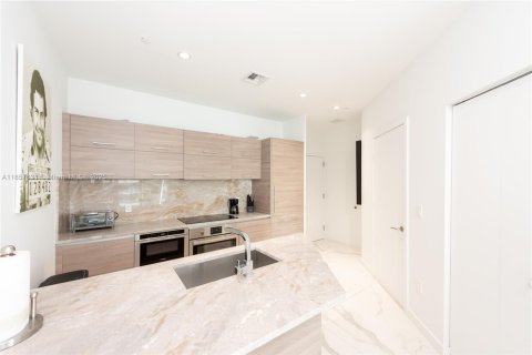 Condo in Miami, Florida, 2 bedrooms  № 1888919 - photo 9