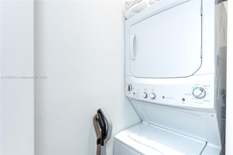 Condo in Miami, Florida, 2 bedrooms  № 1888919 - photo 22
