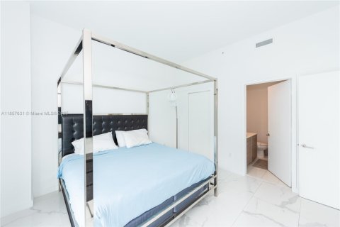 Condo in Miami, Florida, 2 bedrooms  № 1888919 - photo 17