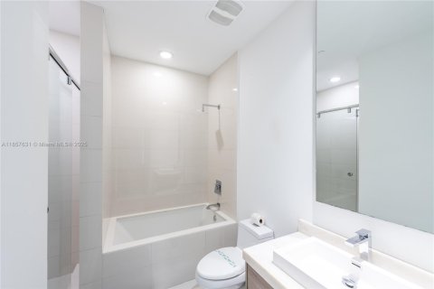 Condo in Miami, Florida, 2 bedrooms  № 1888919 - photo 14