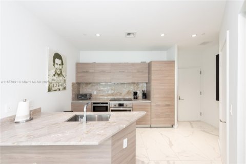 Condo in Miami, Florida, 2 bedrooms  № 1888919 - photo 8