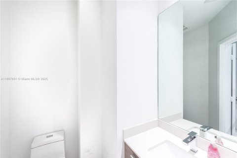 Condo in Miami, Florida, 2 bedrooms  № 1888919 - photo 21