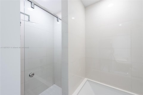 Condo in Miami, Florida, 2 bedrooms  № 1888919 - photo 15