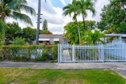 Villa ou maison à vendre à North Miami Beach, Floride: 4 chambres, 125.33 m2 № 2028029 - photo 2