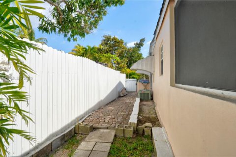 Villa ou maison à vendre à North Miami Beach, Floride: 4 chambres, 125.33 m2 № 2028029 - photo 23
