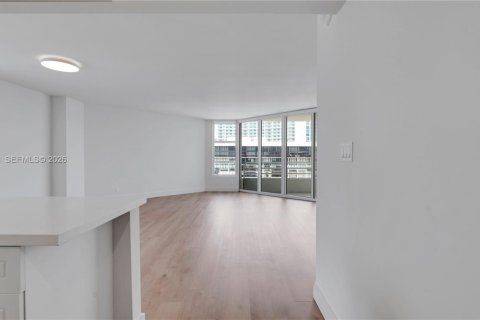 Apartamento en alquiler en Miami, Florida, 1 dormitorio, 96.25 m2 № 2011832 - foto 7