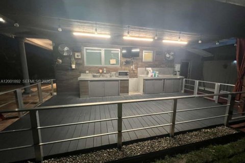 House in Miami, Florida 3 bedrooms, 128.21 sq.m. № 2066204 - photo 21