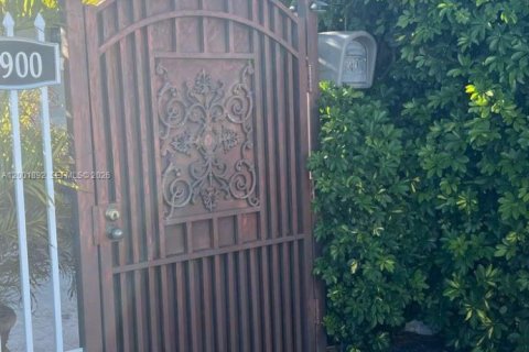 House in Miami, Florida 3 bedrooms, 128.21 sq.m. № 2066204 - photo 16