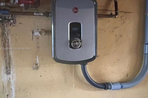 House in Miami, Florida 3 bedrooms, 128.21 sq.m. № 2066204 - photo 12