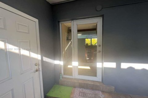 House in Miami, Florida 3 bedrooms, 128.21 sq.m. № 2066204 - photo 8