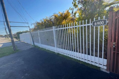 House in Miami, Florida 3 bedrooms, 128.21 sq.m. № 2066204 - photo 15