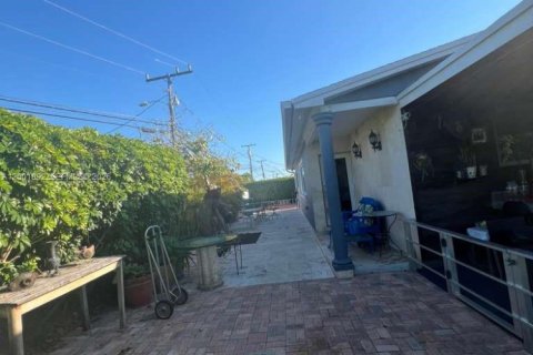 House in Miami, Florida 3 bedrooms, 128.21 sq.m. № 2066204 - photo 3
